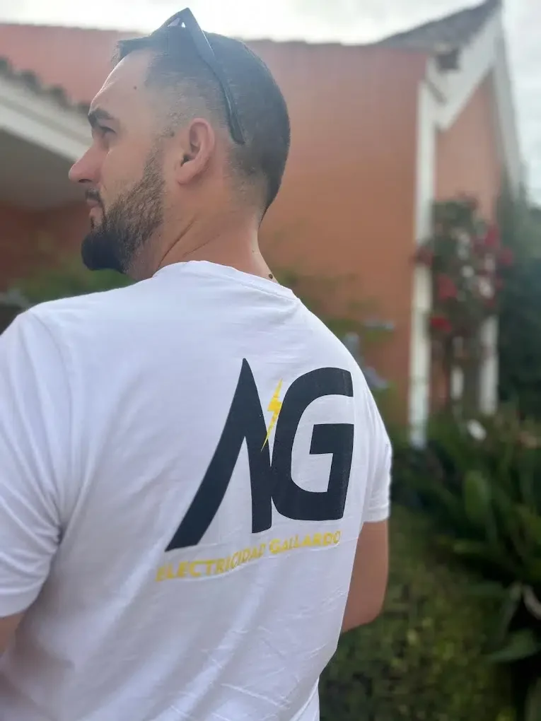 Álvaro Gallardo, electricista autorizado, con la camiseta de Electricidad Gallardo